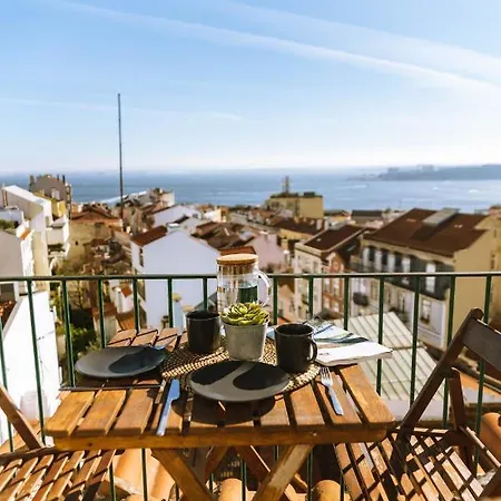 Olympo Shared Flat With Amazing River View بيت ضيافة