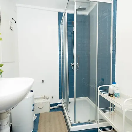 Olympo Shared Flat With Amazing River View بيت ضيافة *