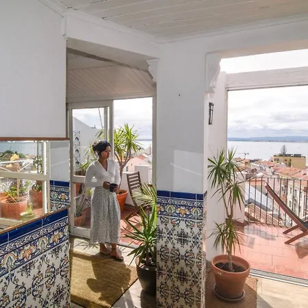 Olympo Shared Flat With Amazing River View Guest house